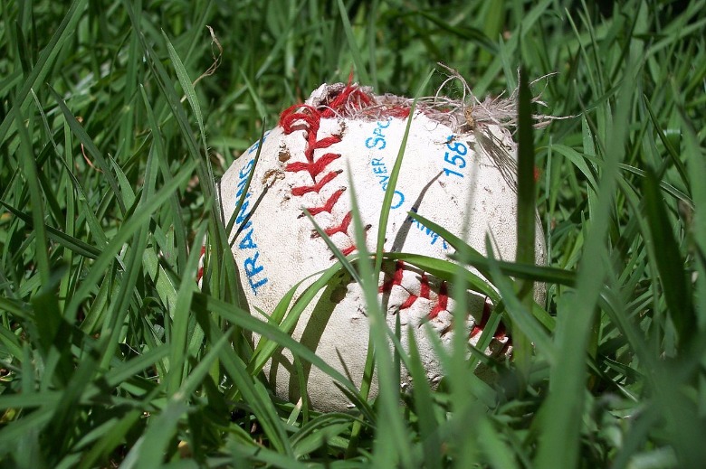 1280px-Baseball_in_the_grass.jpg