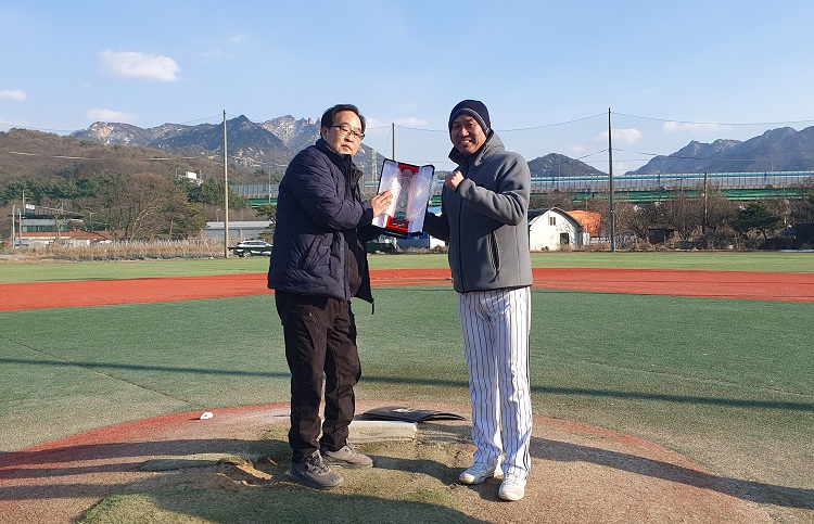 일B_우승 감독.jpg